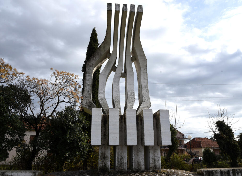 <p>Spomenik svjedoči o borbi i položenim životima 218 boraca iz Zete u Drugom svjetskom ratu</p>