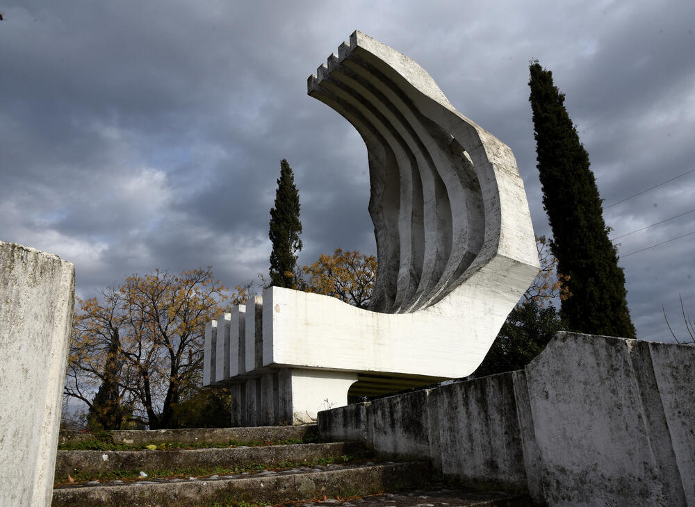 <p>Spomenik svjedoči o borbi i položenim životima 218 boraca iz Zete u Drugom svjetskom ratu</p>