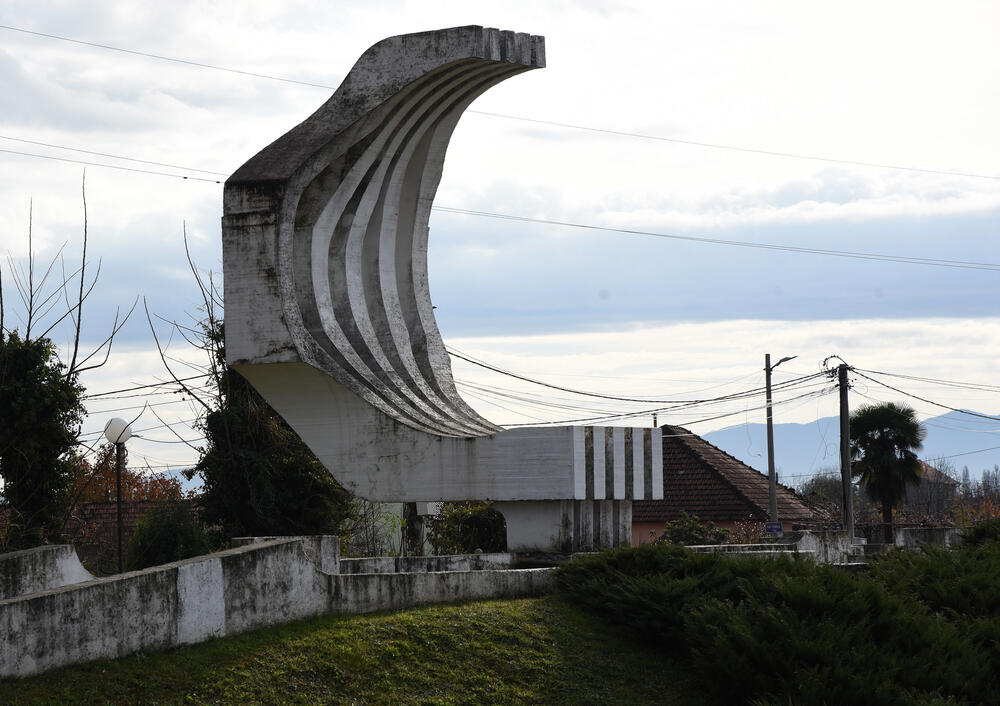<p>Spomenik svjedoči o borbi i položenim životima 218 boraca iz Zete u Drugom svjetskom ratu</p>