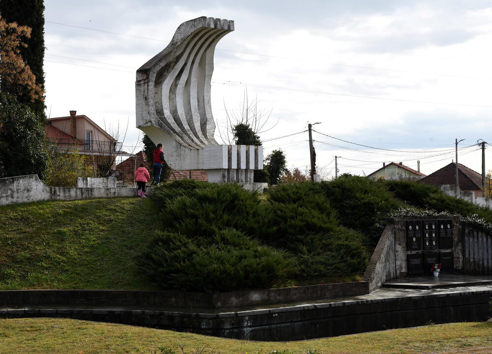 <p>Spomenik svjedoči o borbi i položenim životima 218 boraca iz Zete u Drugom svjetskom ratu</p>