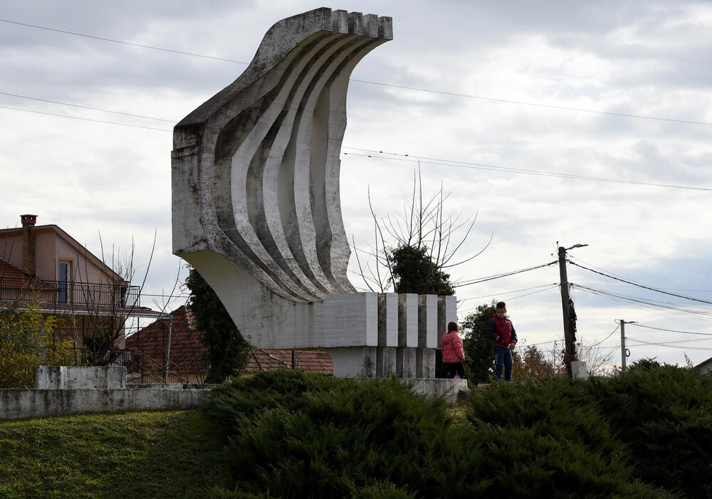 <p>Spomenik svjedoči o borbi i položenim životima 218 boraca iz Zete u Drugom svjetskom ratu</p>