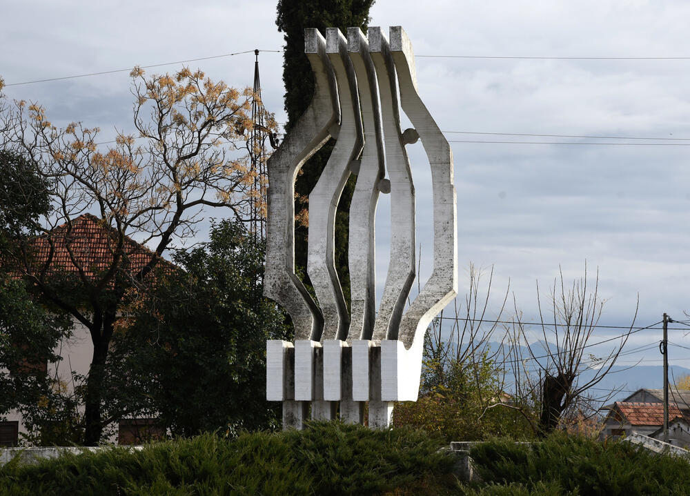 <p>Spomenik svjedoči o borbi i položenim životima 218 boraca iz Zete u Drugom svjetskom ratu</p>