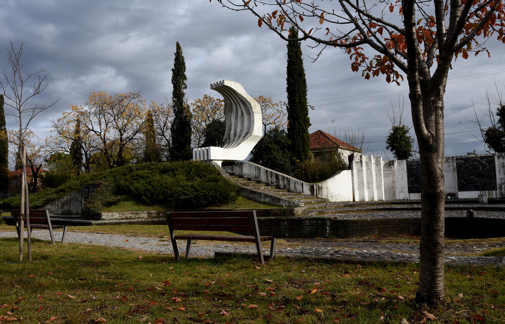 <p>Spomenik svjedoči o borbi i položenim životima 218 boraca iz Zete u Drugom svjetskom ratu</p>
