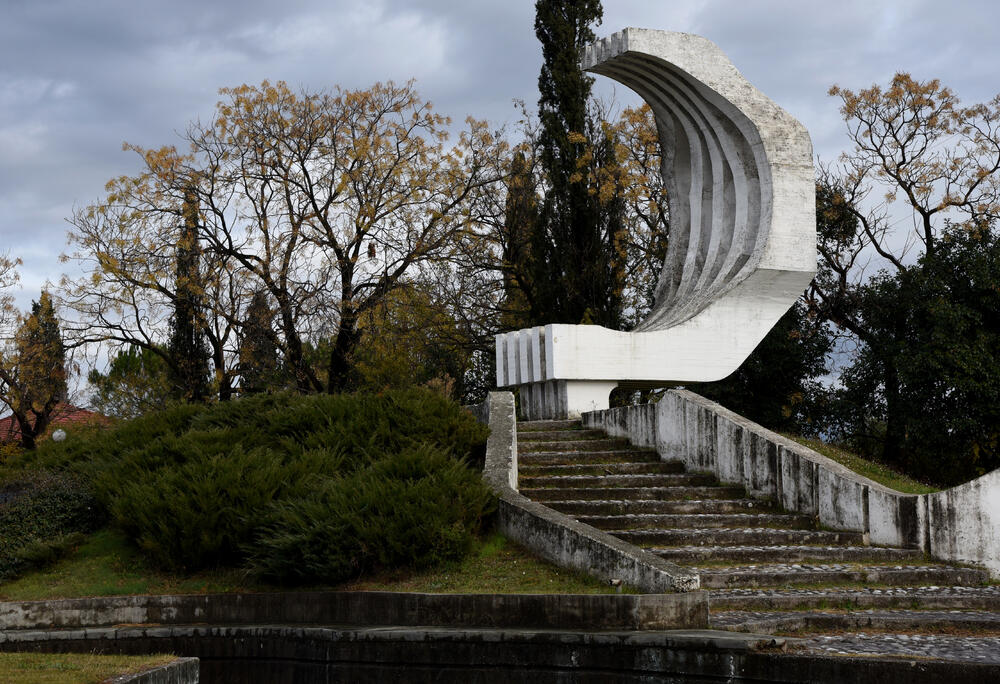<p>Spomenik svjedoči o borbi i položenim životima 218 boraca iz Zete u Drugom svjetskom ratu</p>