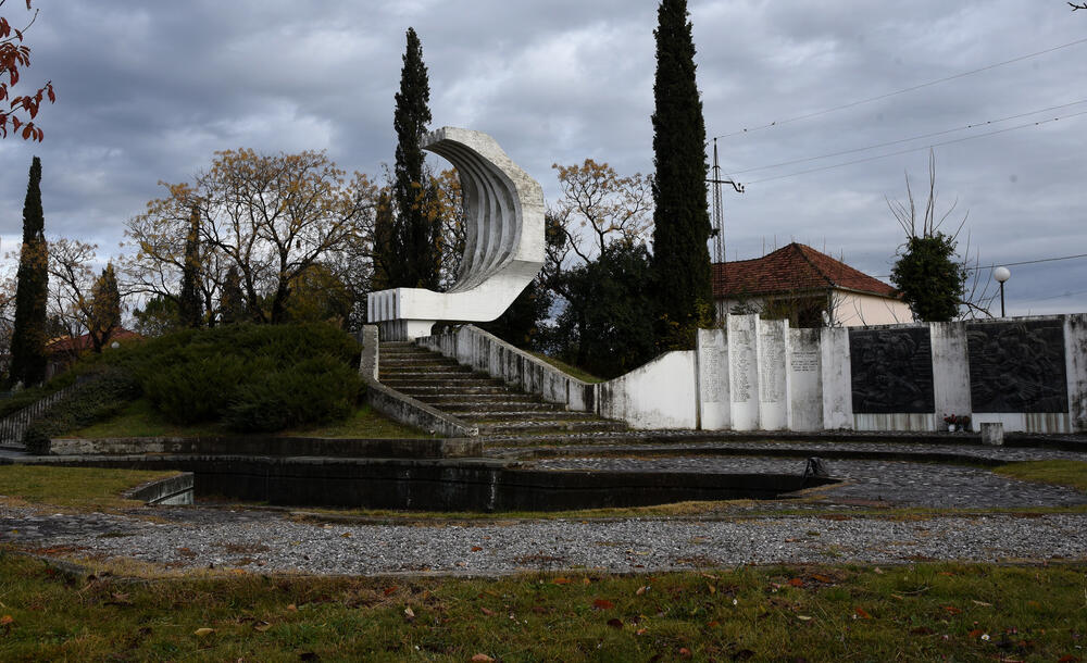 <p>Spomenik svjedoči o borbi i položenim životima 218 boraca iz Zete u Drugom svjetskom ratu</p>