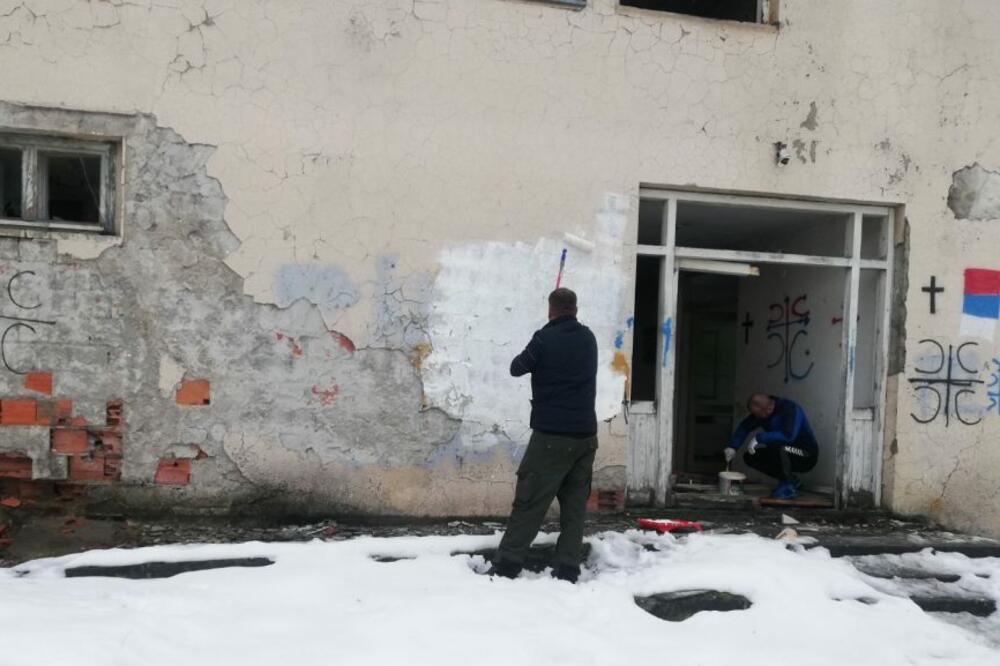 Radnici Agencije za izgradnju i razvoj Opštine Berane kreče grafite, Foto: Opština Berane