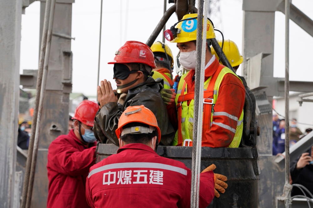 Spasioci pomažu rudaru nakon eksplozije, Foto: Reuters