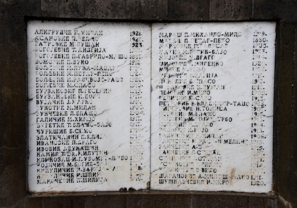 <p>Imena strijeljanih se teško čitaju i naziru, kao i posveta</p>