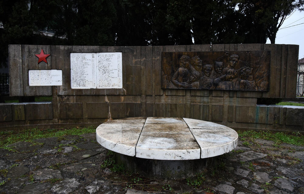 <p>Imena strijeljanih se teško čitaju i naziru, kao i posveta</p>