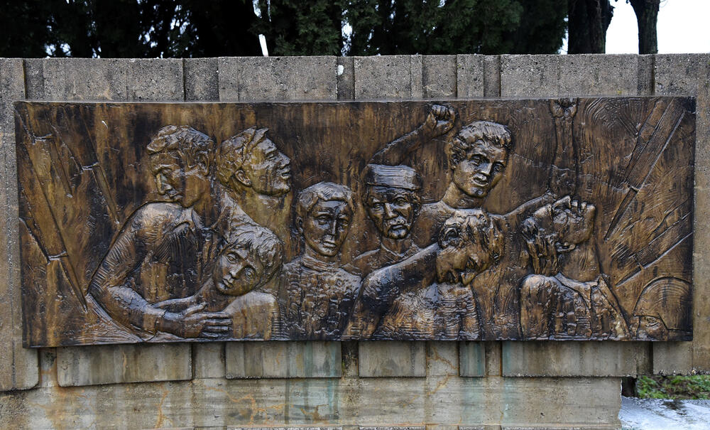 <p>Imena strijeljanih se teško čitaju i naziru, kao i posveta</p>