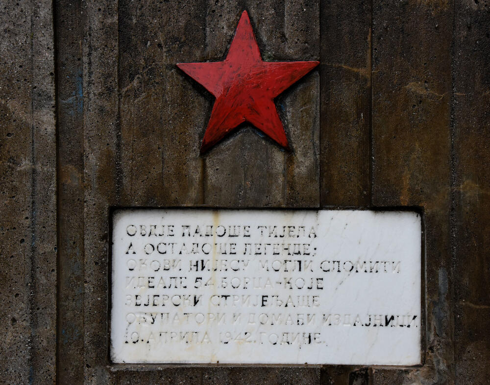 <p>Imena strijeljanih se teško čitaju i naziru, kao i posveta</p>