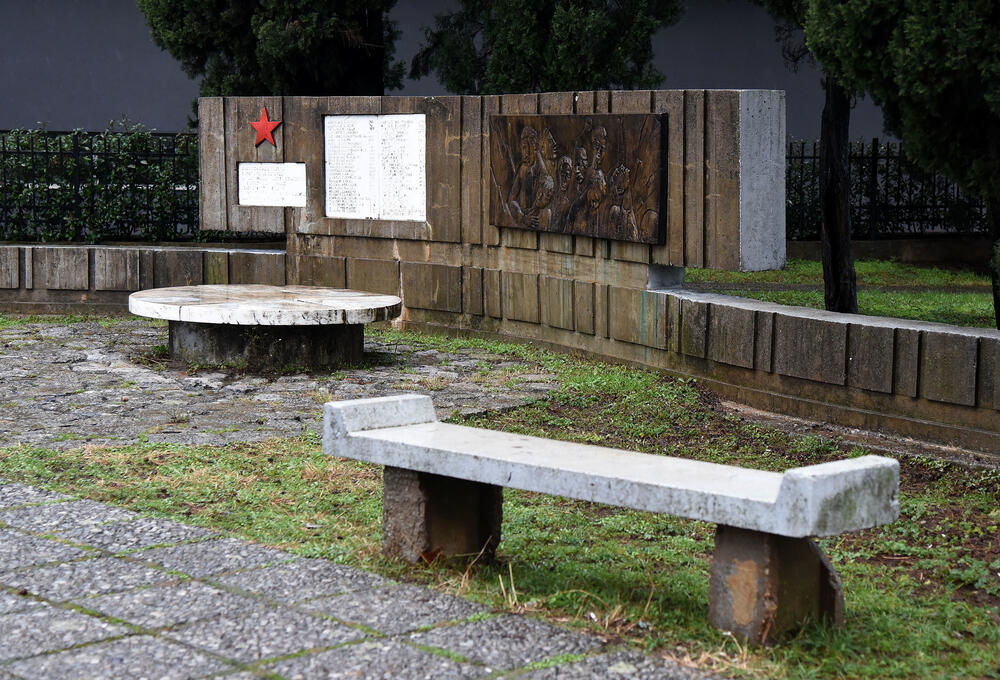 <p>Imena strijeljanih se teško čitaju i naziru, kao i posveta</p>