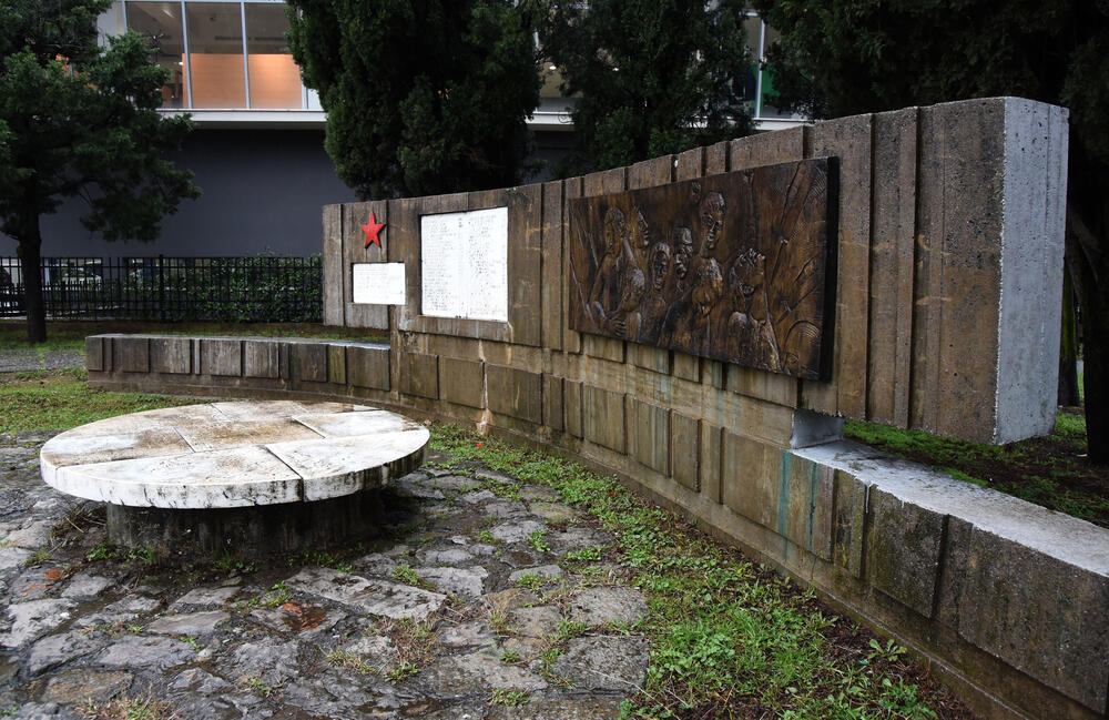 <p>Imena strijeljanih se teško čitaju i naziru, kao i posveta</p>