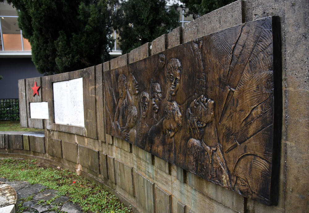 <p>Imena strijeljanih se teško čitaju i naziru, kao i posveta</p>