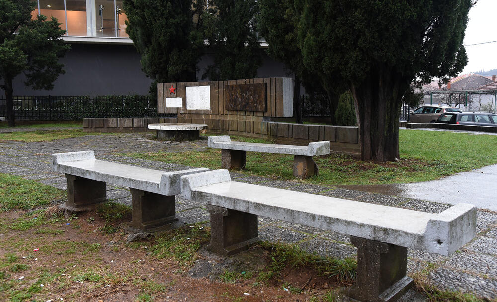 <p>Imena strijeljanih se teško čitaju i naziru, kao i posveta</p>