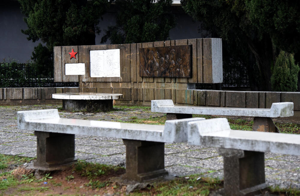 <p>Imena strijeljanih se teško čitaju i naziru, kao i posveta</p>