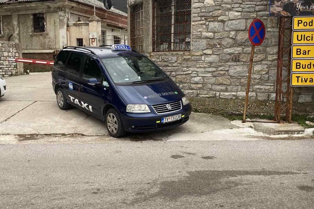 Tanjevićev taksi parkiran na ulazu u vojni objekat, Foto: Siniša Luković