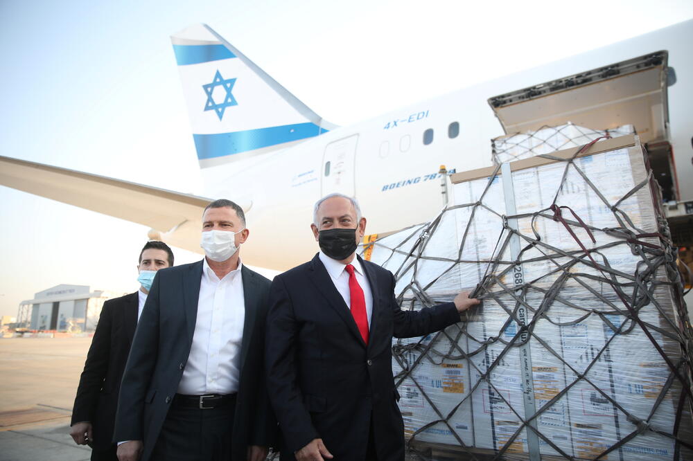 Netanjahu i Edelstin na dočeku aviona sa vakcinama Fajzer-Bajontek, Foto: Reuters