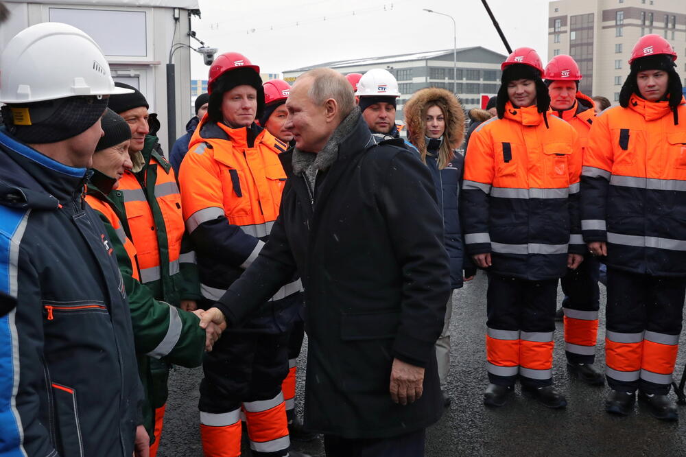 Putin juče na ceremoniji otvaranja puta između Moskve i Sankt Peterburga, Foto: Reuters