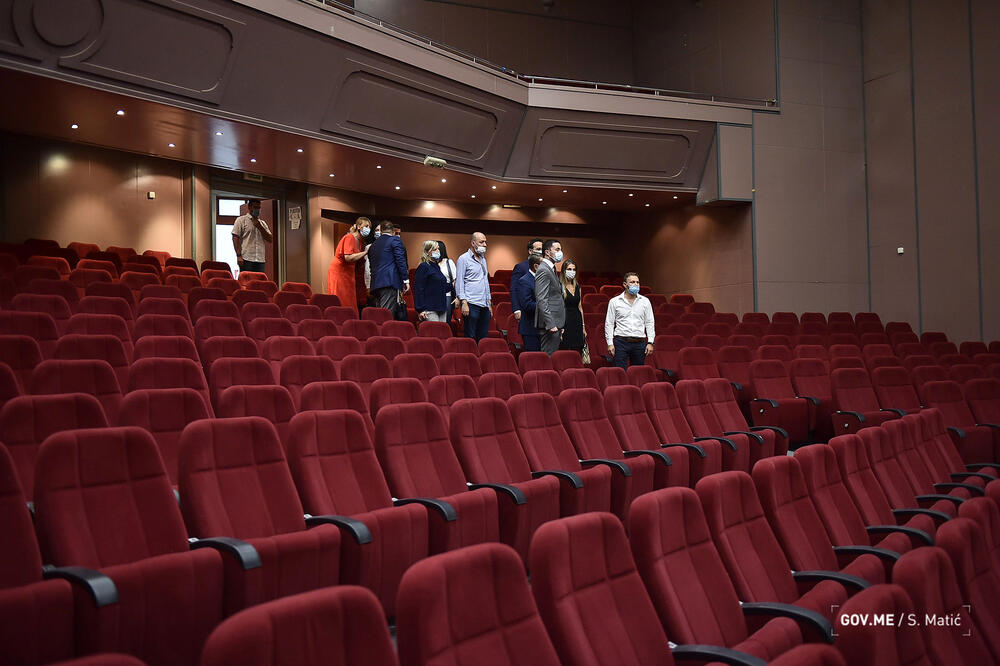 Bogdanović prilikom posjete ulcinjskom Centru za kulturu, Foto: Vlada/Saša Matić