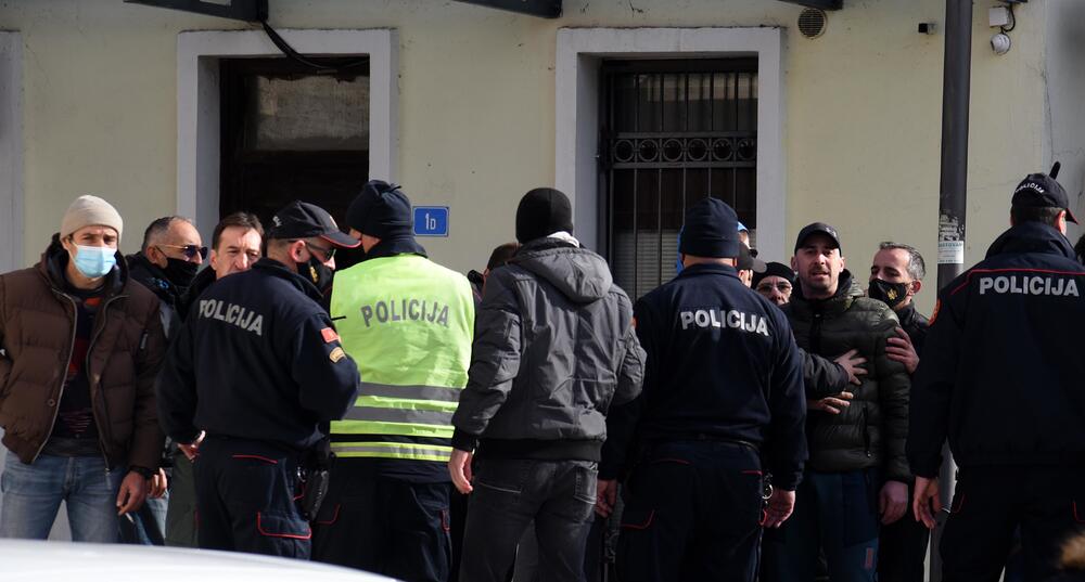 <p>Preko puta Vladinog doma manja grupa je dobacivala članovima Vlade "smećari", "što ste došli na Cetinje"</p>