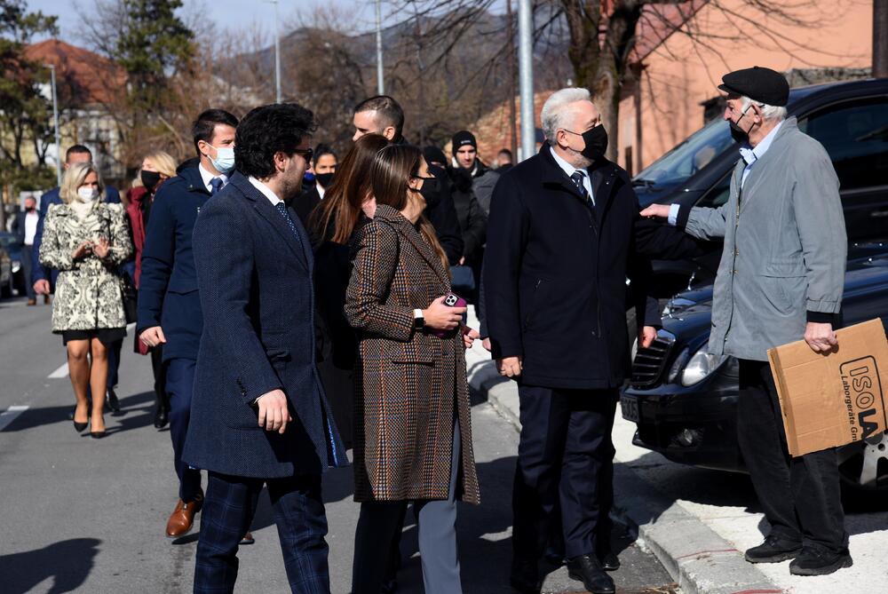 <p>Preko puta Vladinog doma manja grupa je dobacivala članovima Vlade "smećari", "što ste došli na Cetinje"</p>