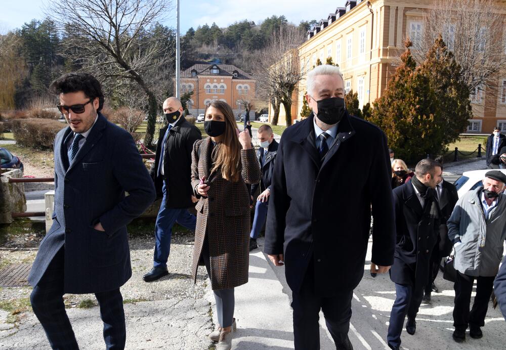 <p>Preko puta Vladinog doma manja grupa je dobacivala članovima Vlade "smećari", "što ste došli na Cetinje"</p>