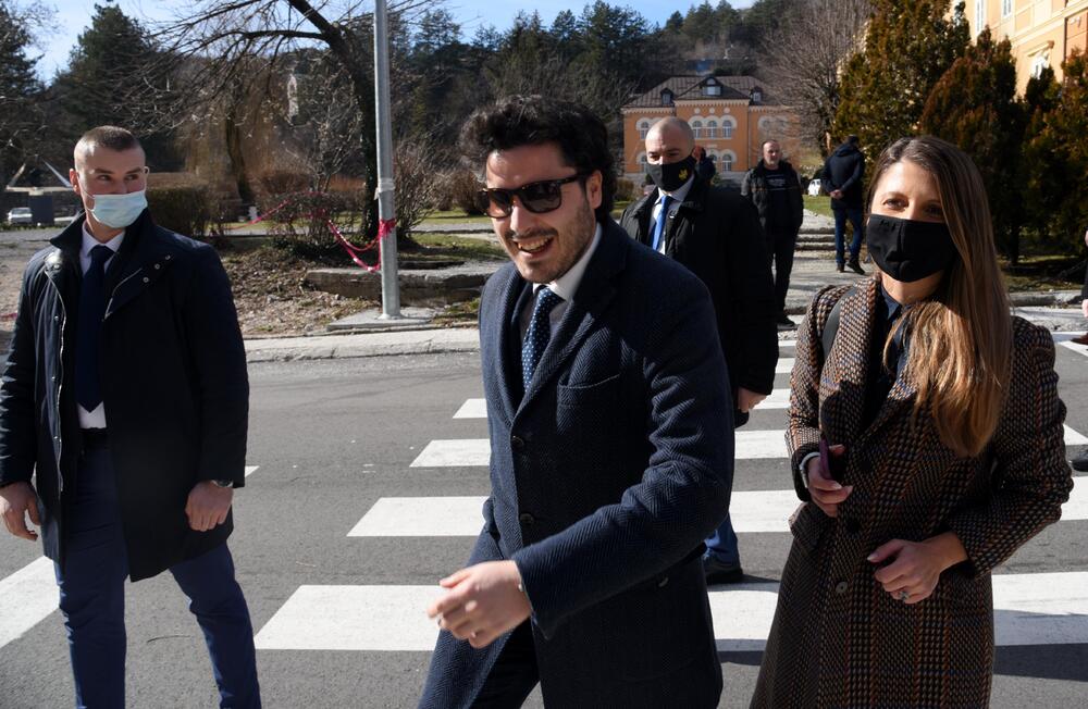 <p>Preko puta Vladinog doma manja grupa je dobacivala članovima Vlade "smećari", "što ste došli na Cetinje"</p>