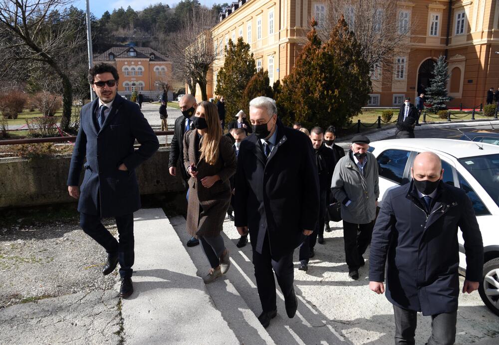 <p>Preko puta Vladinog doma manja grupa je dobacivala članovima Vlade "smećari", "što ste došli na Cetinje"</p>