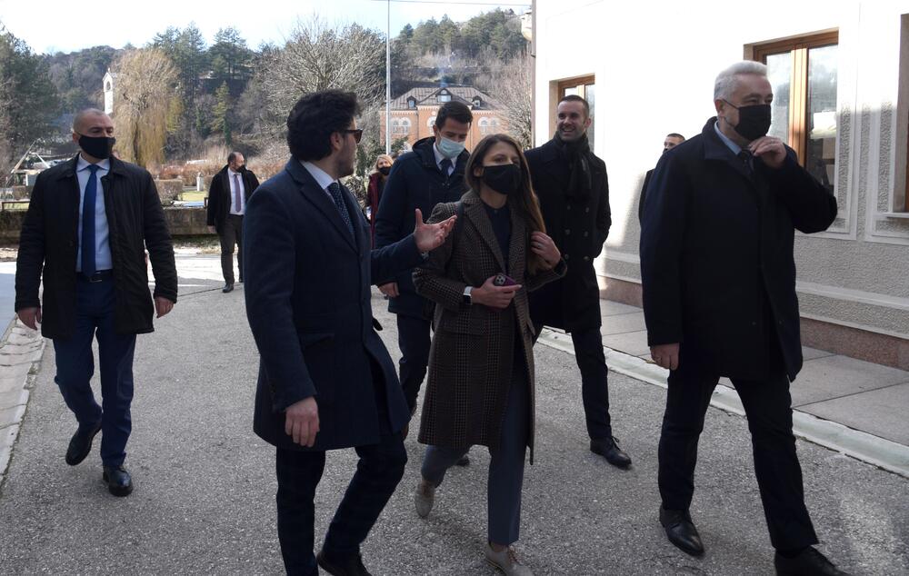 <p>Preko puta Vladinog doma manja grupa je dobacivala članovima Vlade "smećari", "što ste došli na Cetinje"</p>