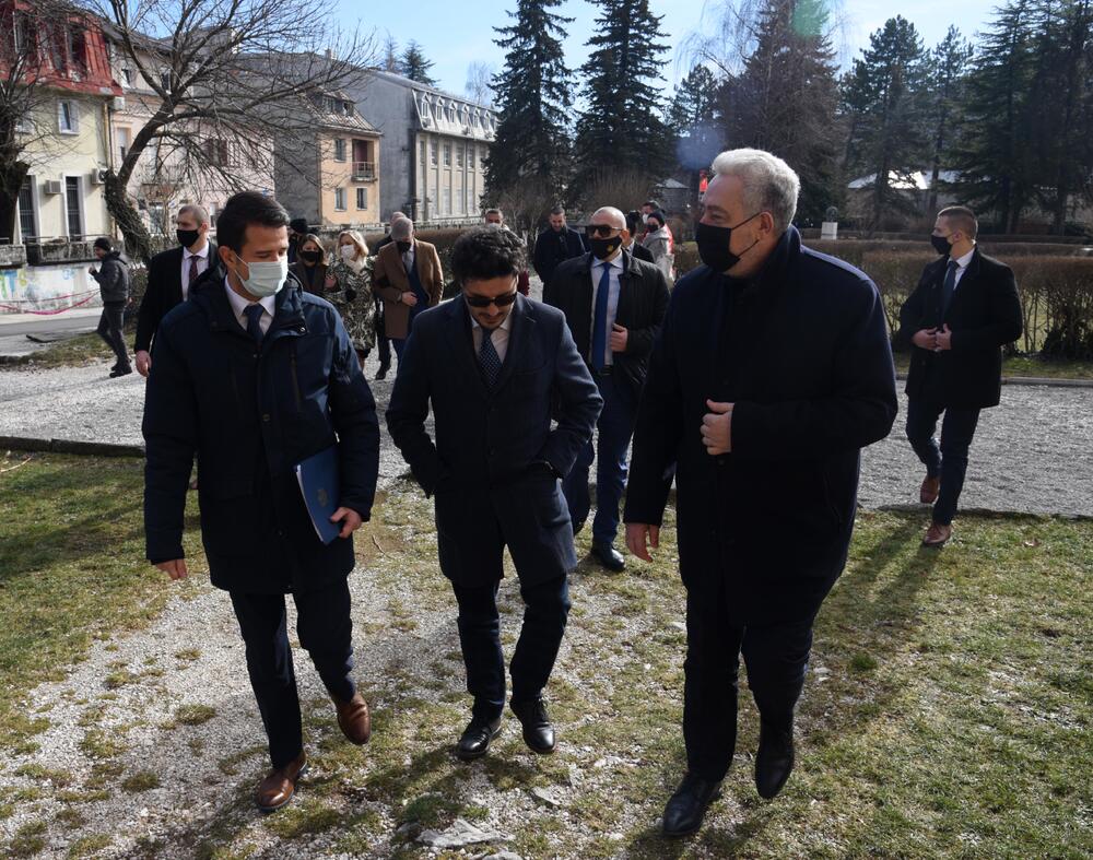 <p>Preko puta Vladinog doma manja grupa je dobacivala članovima Vlade "smećari", "što ste došli na Cetinje"</p>