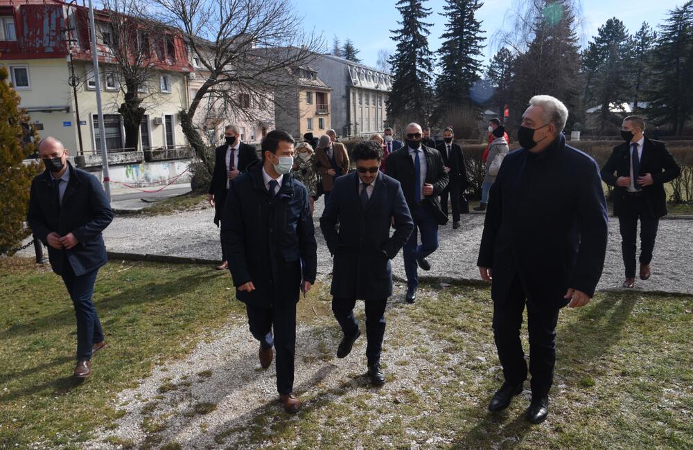 <p>Preko puta Vladinog doma manja grupa je dobacivala članovima Vlade "smećari", "što ste došli na Cetinje"</p>