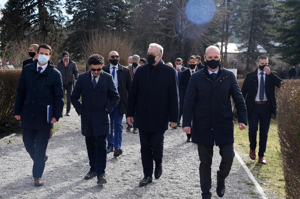 <p>Preko puta Vladinog doma manja grupa je dobacivala članovima Vlade "smećari", "što ste došli na Cetinje"</p>