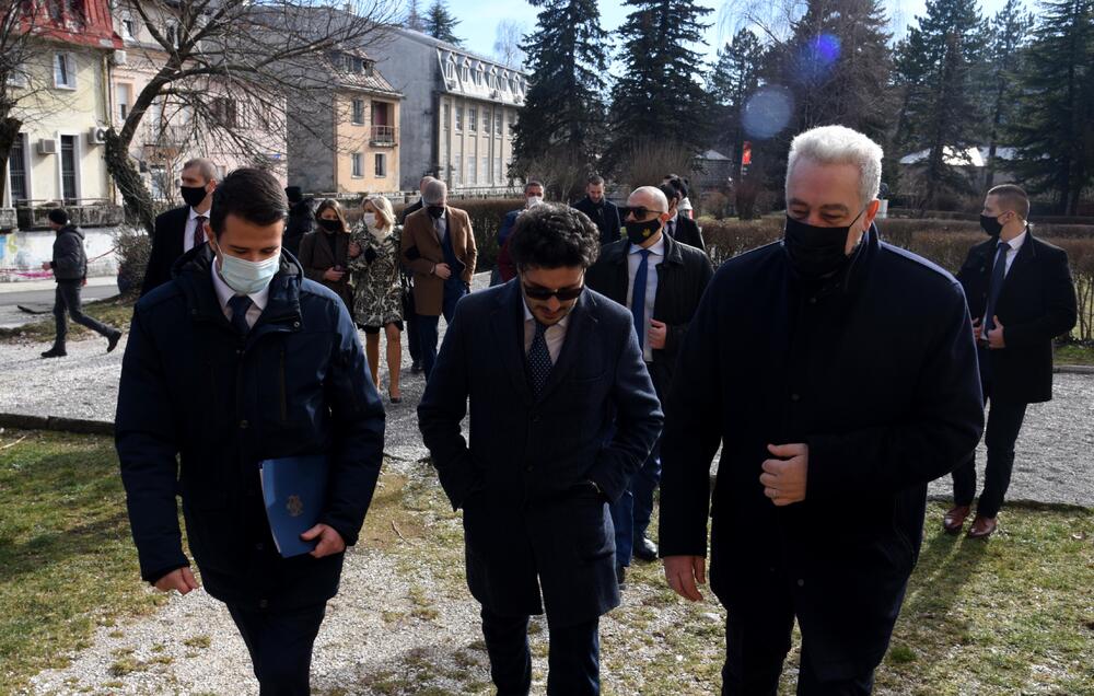 <p>Preko puta Vladinog doma manja grupa je dobacivala članovima Vlade "smećari", "što ste došli na Cetinje"</p>