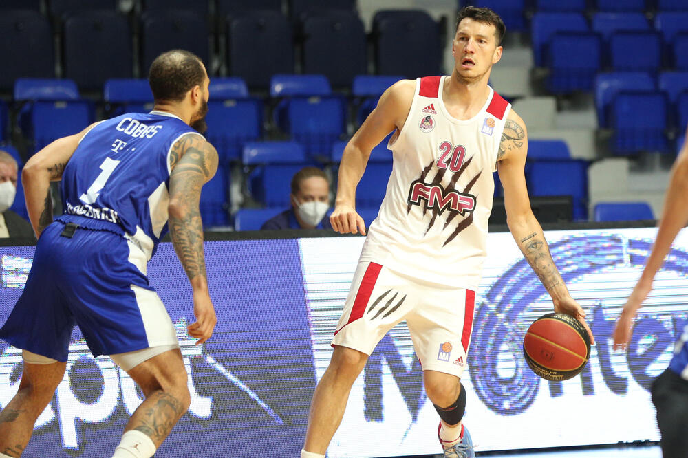 Nemanja Nenadić (FMP) u duelu sa Kobsom, Foto: KK Budućnost Voli