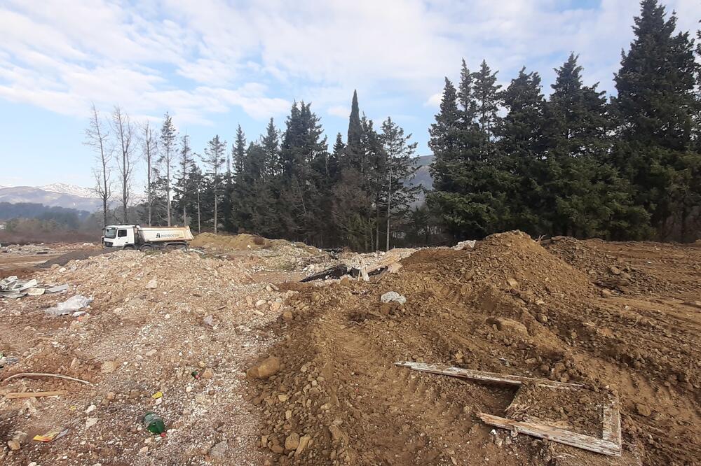 Dio zemlje i šuta na bivšem poljoprivrednom dobru, Foto: Siniša Luković