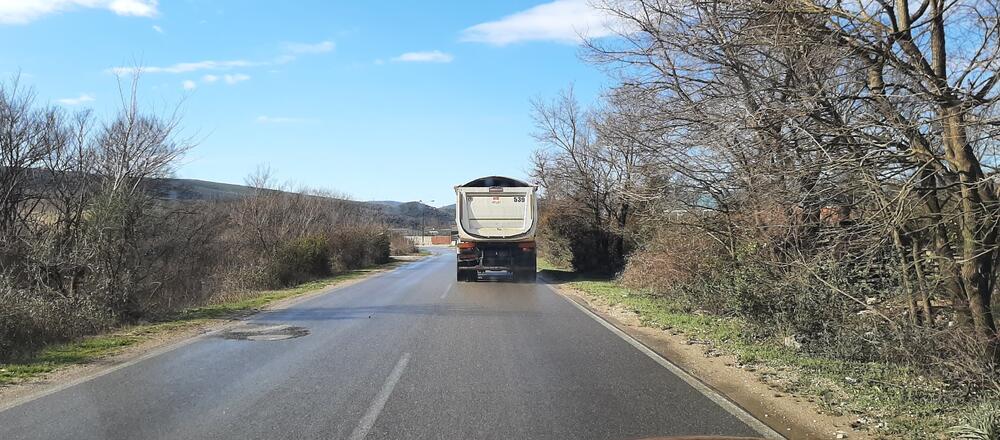  “Bemaxov” kamion vozi građevinski otpad iz Porta u “Račicu”