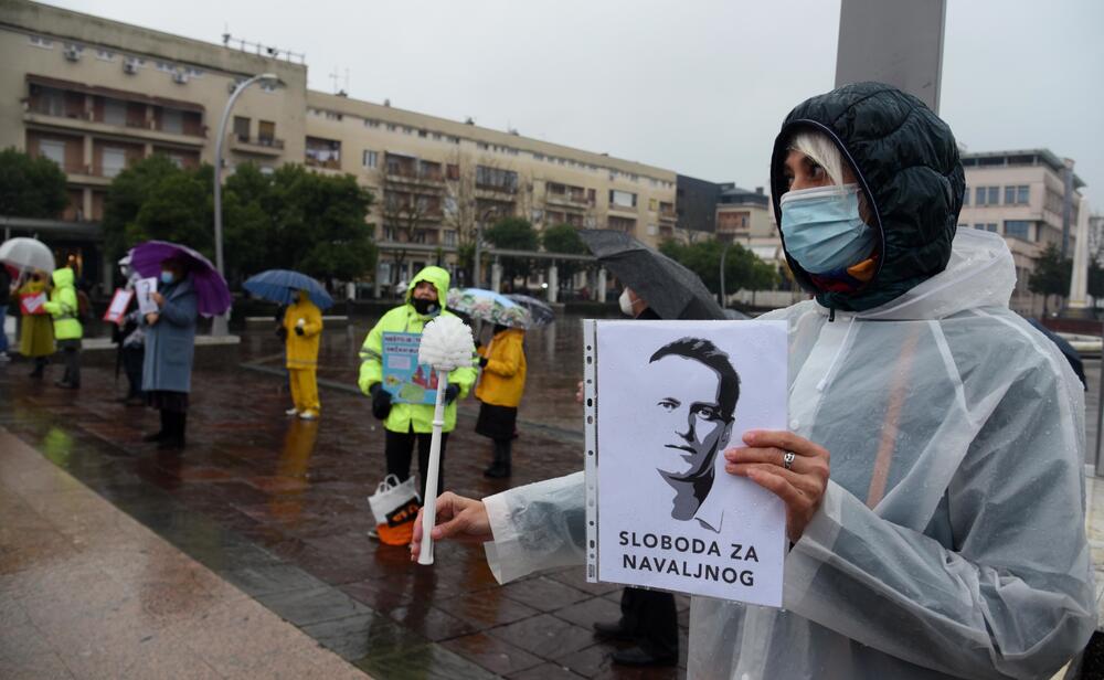 <p>Okupljeni su nosili transparente sa porukama "Sloboda za Navaljnog", "Rusija ubija", "Tribunal za Putina", "Nešto je trulo u državi Rusiji" u znak protesta zbog hapšenja ruskog opozicionara</p>