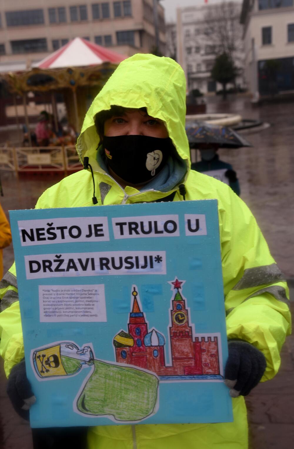 <p>Okupljeni su nosili transparente sa porukama "Sloboda za Navaljnog", "Rusija ubija", "Tribunal za Putina", "Nešto je trulo u državi Rusiji" u znak protesta zbog hapšenja ruskog opozicionara</p>