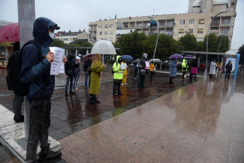 <p>Okupljeni su nosili transparente sa porukama "Sloboda za Navaljnog", "Rusija ubija", "Tribunal za Putina", "Nešto je trulo u državi Rusiji" u znak protesta zbog hapšenja ruskog opozicionara</p>