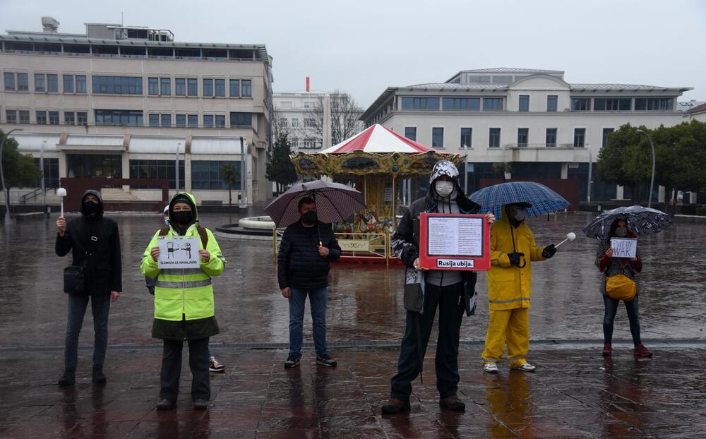 <p>Okupljeni su nosili transparente sa porukama "Sloboda za Navaljnog", "Rusija ubija", "Tribunal za Putina", "Nešto je trulo u državi Rusiji" u znak protesta zbog hapšenja ruskog opozicionara</p>