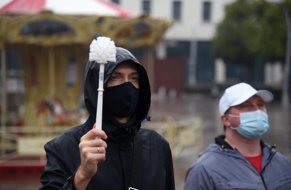 <p>Okupljeni su nosili transparente sa porukama "Sloboda za Navaljnog", "Rusija ubija", "Tribunal za Putina", "Nešto je trulo u državi Rusiji" u znak protesta zbog hapšenja ruskog opozicionara</p>