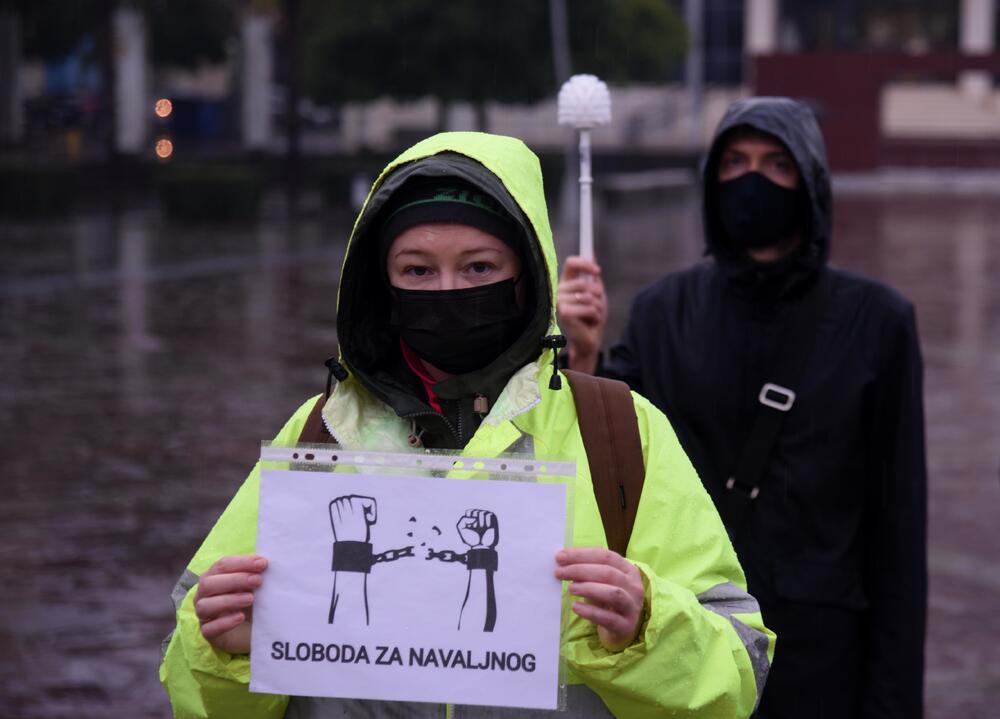 <p>Okupljeni su nosili transparente sa porukama "Sloboda za Navaljnog", "Rusija ubija", "Tribunal za Putina", "Nešto je trulo u državi Rusiji" u znak protesta zbog hapšenja ruskog opozicionara</p>