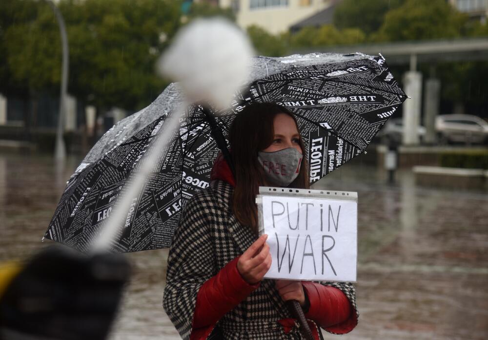 <p>Okupljeni su nosili transparente sa porukama "Sloboda za Navaljnog", "Rusija ubija", "Tribunal za Putina", "Nešto je trulo u državi Rusiji" u znak protesta zbog hapšenja ruskog opozicionara</p>