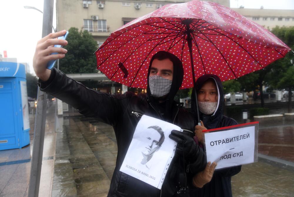 <p>Okupljeni su nosili transparente sa porukama "Sloboda za Navaljnog", "Rusija ubija", "Tribunal za Putina", "Nešto je trulo u državi Rusiji" u znak protesta zbog hapšenja ruskog opozicionara</p>