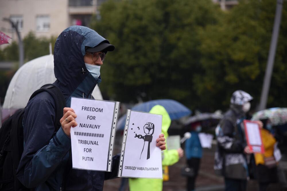 <p>Okupljeni su nosili transparente sa porukama "Sloboda za Navaljnog", "Rusija ubija", "Tribunal za Putina", "Nešto je trulo u državi Rusiji" u znak protesta zbog hapšenja ruskog opozicionara</p>