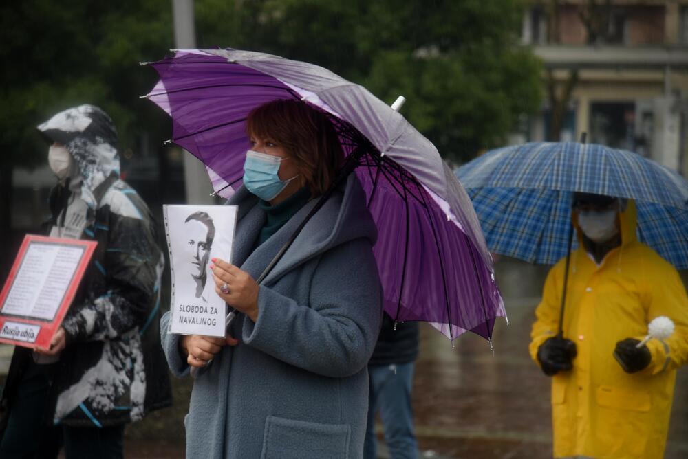<p>Okupljeni su nosili transparente sa porukama "Sloboda za Navaljnog", "Rusija ubija", "Tribunal za Putina", "Nešto je trulo u državi Rusiji" u znak protesta zbog hapšenja ruskog opozicionara</p>