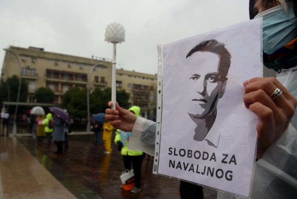 <p>Okupljeni su nosili transparente sa porukama "Sloboda za Navaljnog", "Rusija ubija", "Tribunal za Putina", "Nešto je trulo u državi Rusiji" u znak protesta zbog hapšenja ruskog opozicionara</p>