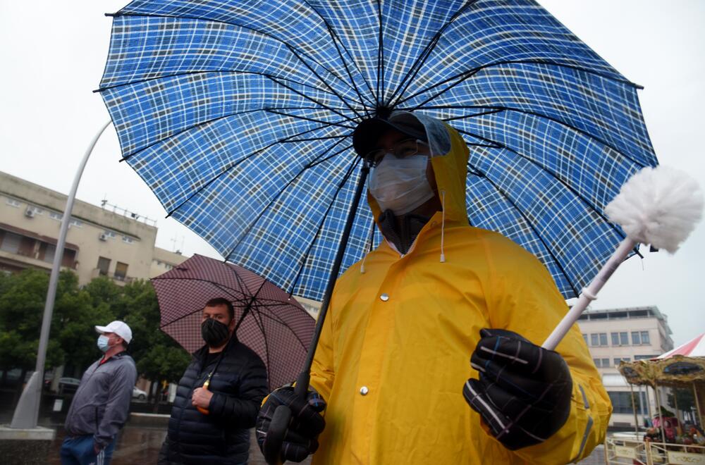 <p>Okupljeni su nosili transparente sa porukama "Sloboda za Navaljnog", "Rusija ubija", "Tribunal za Putina", "Nešto je trulo u državi Rusiji" u znak protesta zbog hapšenja ruskog opozicionara</p>