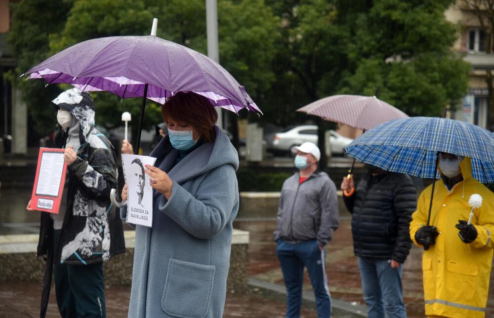 <p>Okupljeni su nosili transparente sa porukama "Sloboda za Navaljnog", "Rusija ubija", "Tribunal za Putina", "Nešto je trulo u državi Rusiji" u znak protesta zbog hapšenja ruskog opozicionara</p>